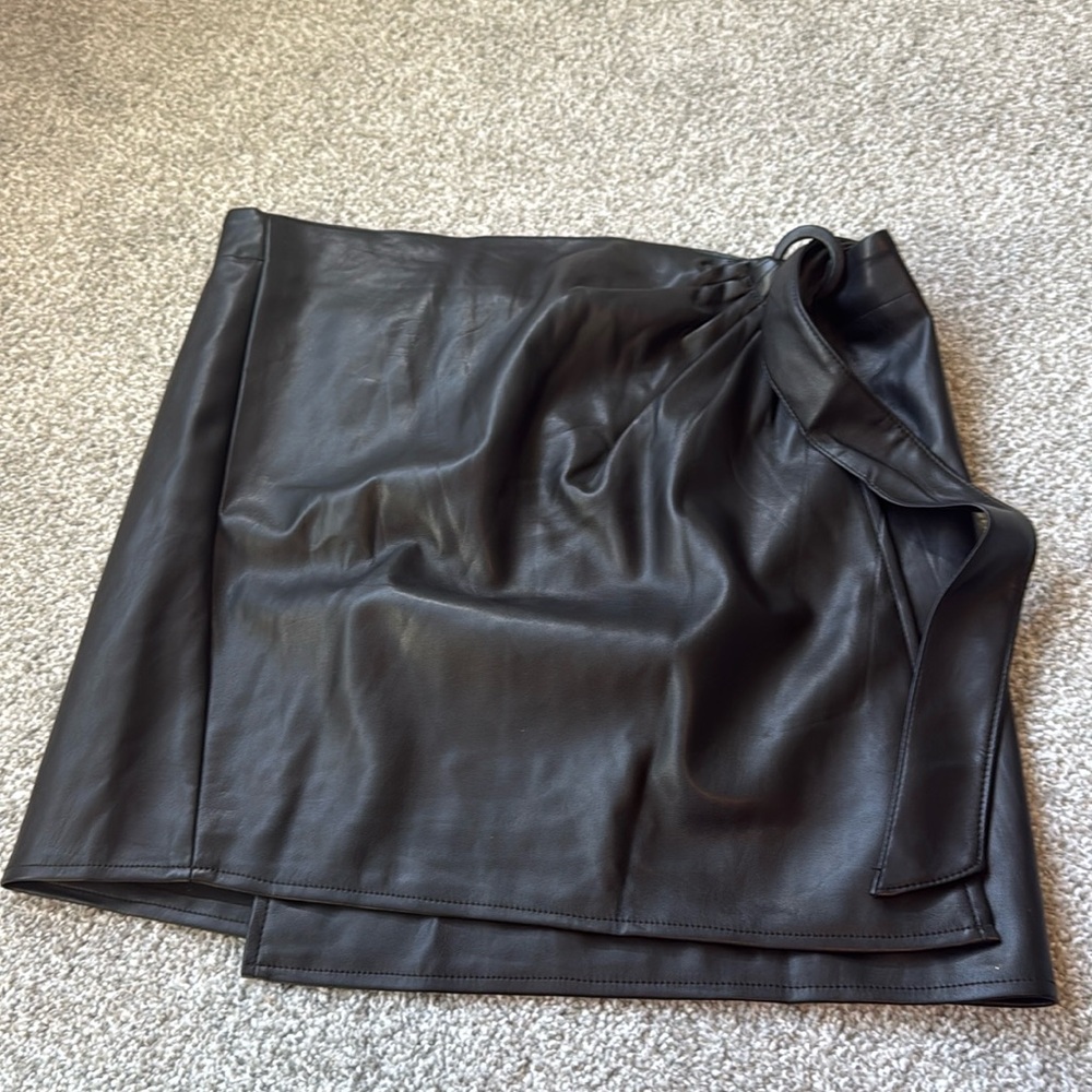 Side bow black leather skirt
